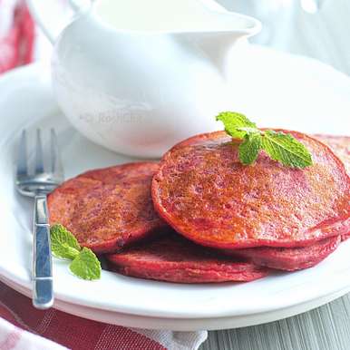 Healthy red velvet pancakes