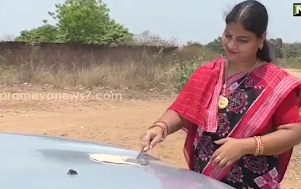 odisha ki mahila ne car ke bonnat par banai roti