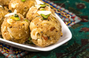 ऐसे बनाएं धनिया के लड्डू