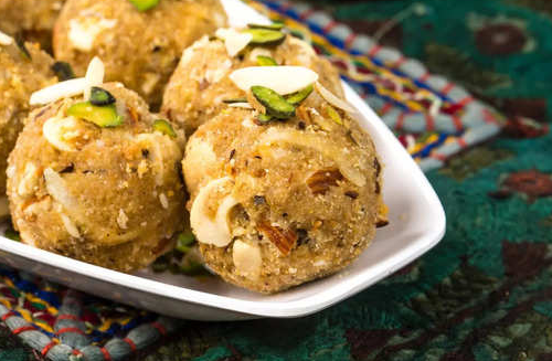 ऐसे बनाएं धनिया के लड्डू