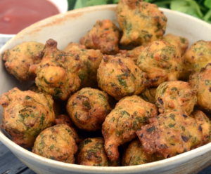 अपने किचन में कैसे बनाएं मेथी के पकोड़े