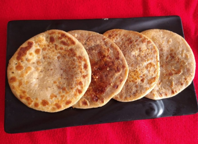 कैसे बनाएं तिल गुड़ का परांठा