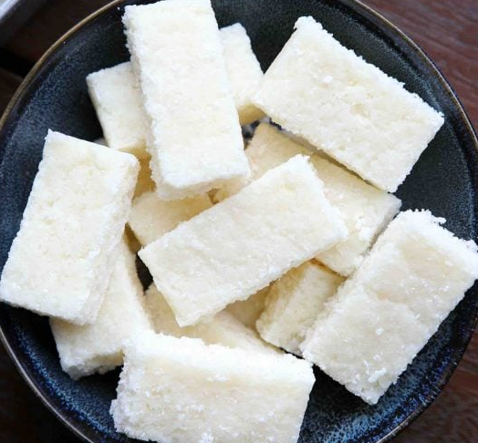 होली पर कैसे बनाएं नारियल बर्फी की रेसिपी
